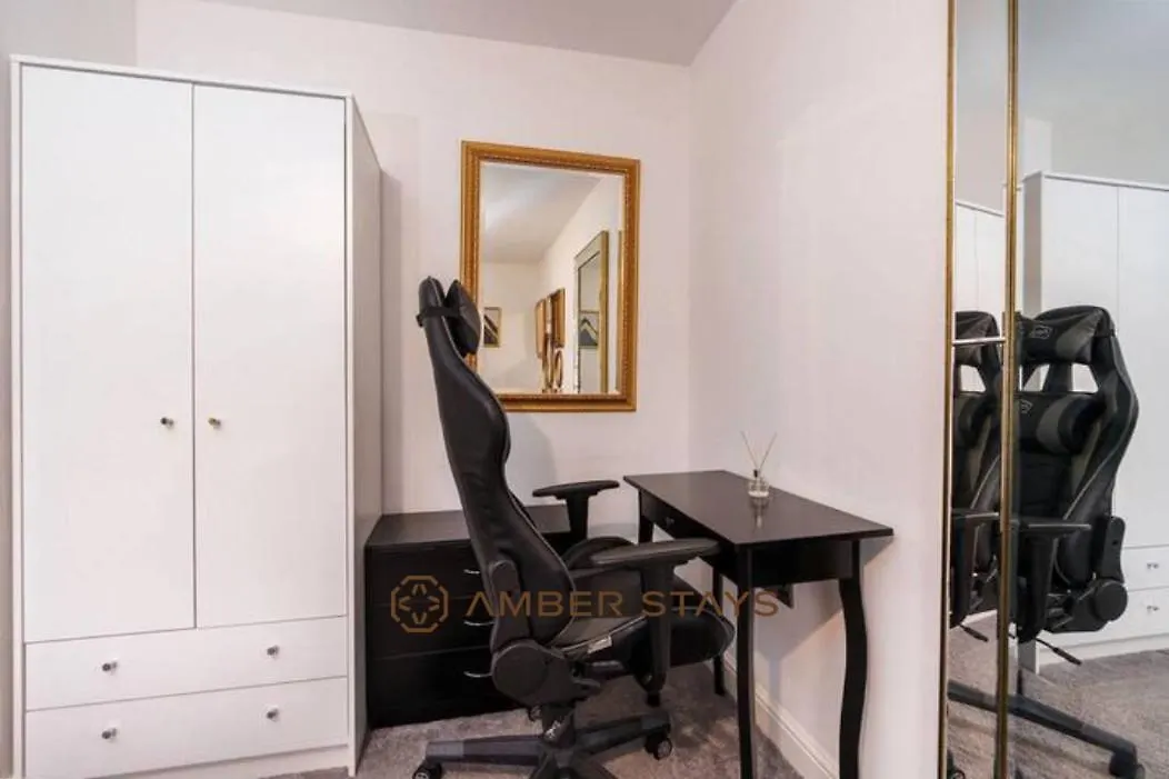 Stylish 2 Bed Apartment In Hull City Centre, Perfect For Business & Contractors, Free Parking! Kingston upon Hull