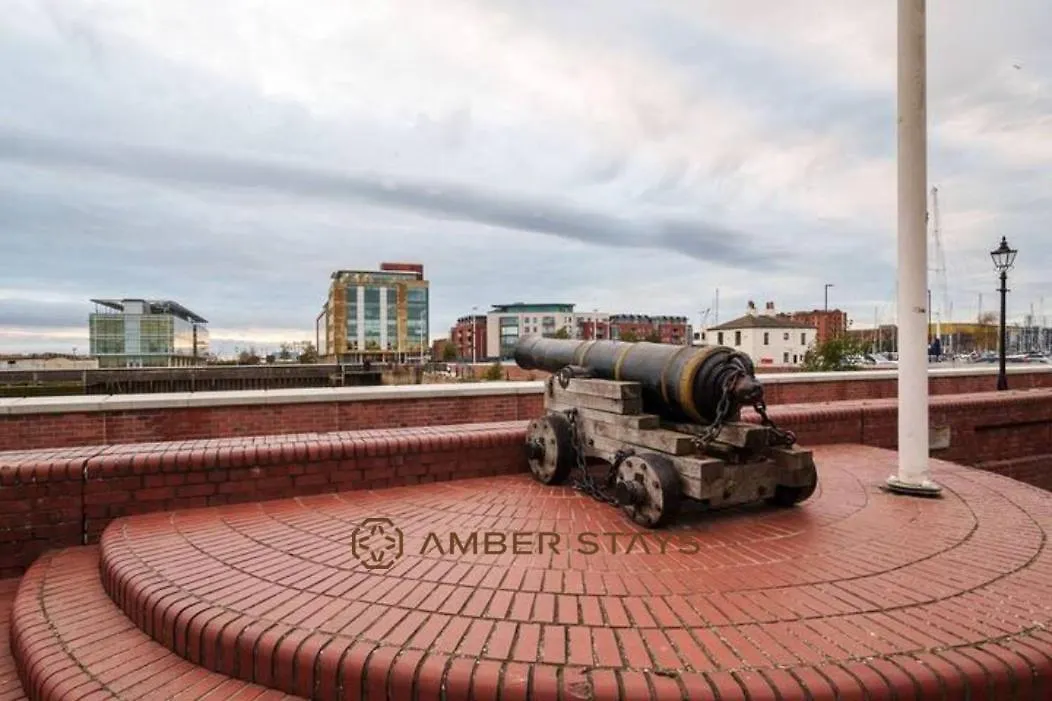 Stylish 2 Bed Apartment In Hull City Centre, Perfect For Business & Contractors, Free Parking! Kingston upon Hull