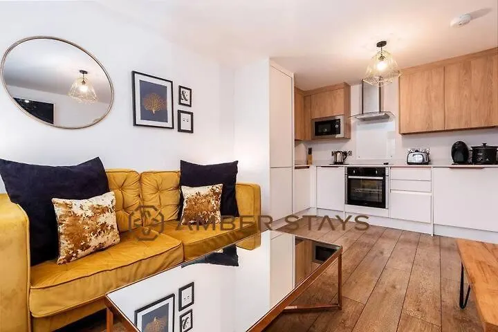 Stylish 2 Bed Apartment In Hull City Centre, Perfect For Business & Contractors, Free Parking! Kingston upon Hull